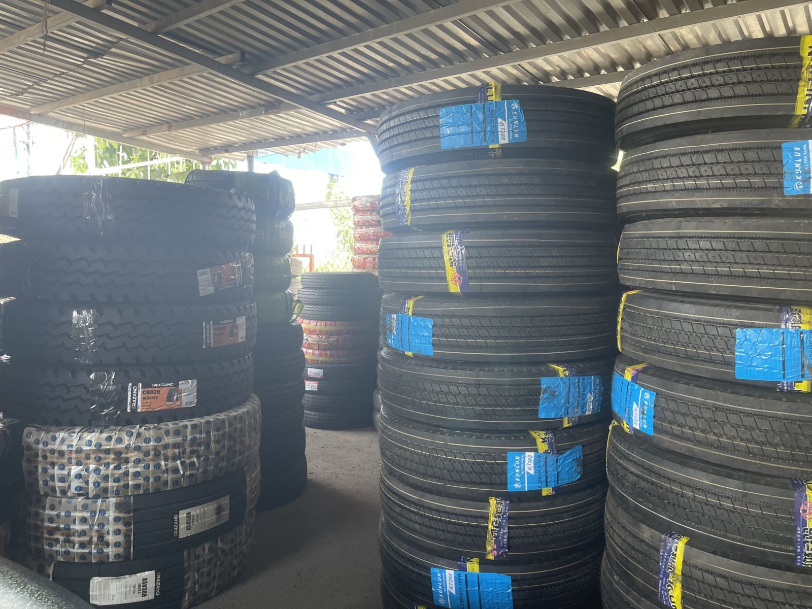 Nên Sử Dụng Lốp Xe Tải Có Săm Hay Lốp Xe Tải Không Săm?